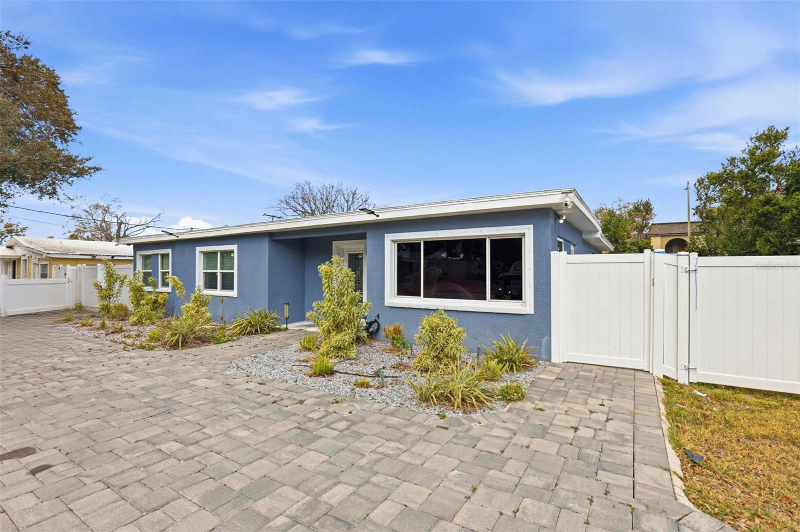 2521 W CREST AVE — photo 2