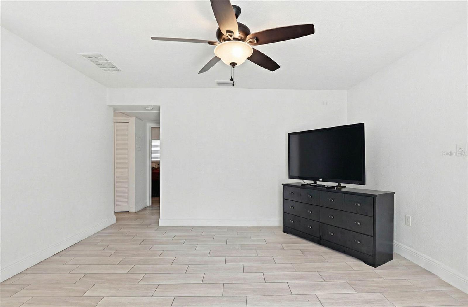 2521 W CREST AVE — photo 3
