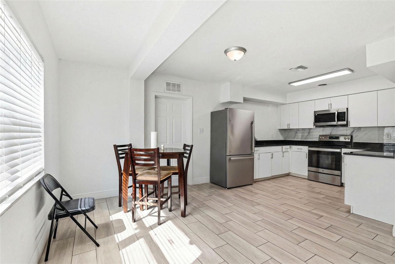 2521 W CREST AVE — photo 7