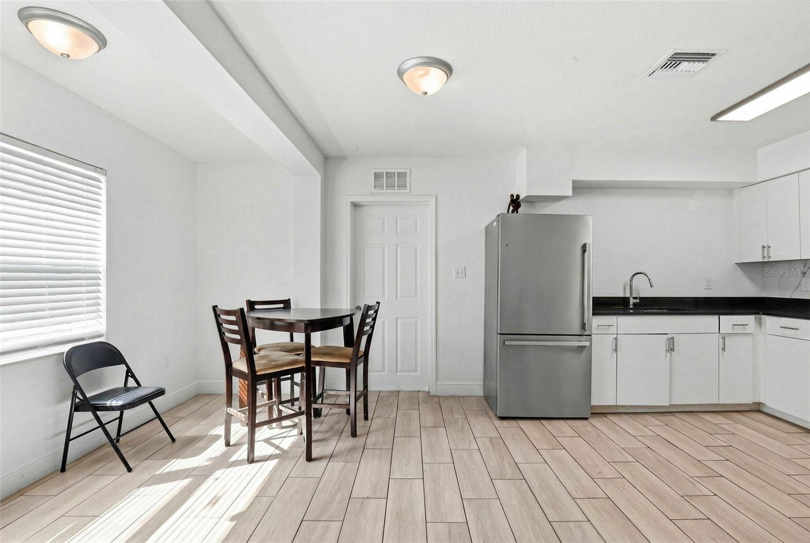 2521 W CREST AVE — photo 6