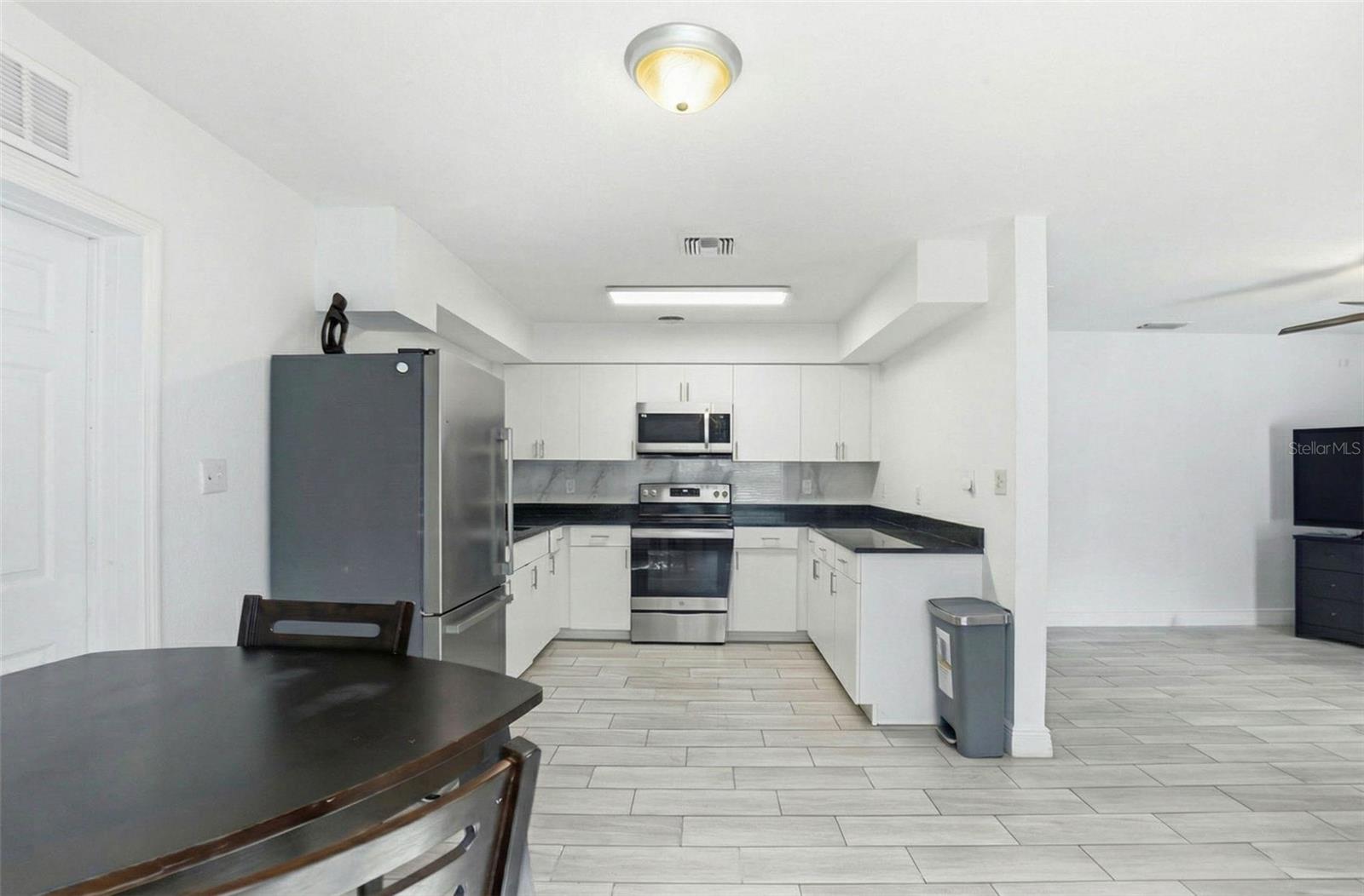 2521 W CREST AVE — photo 8