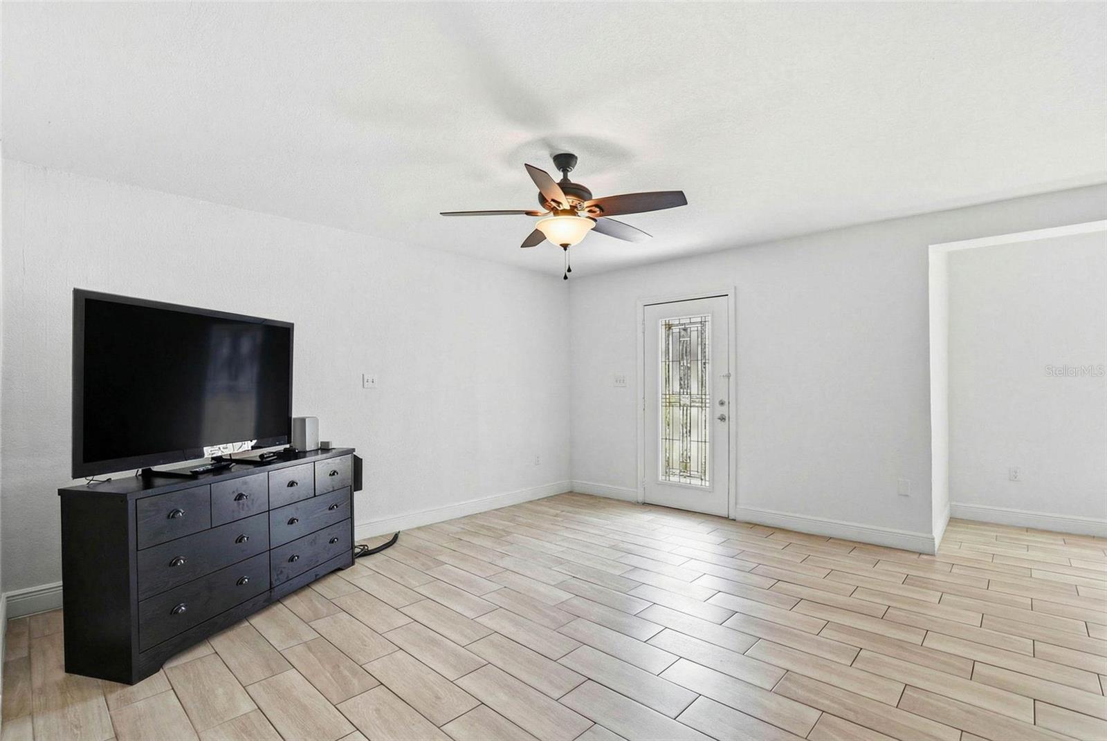 2521 W CREST AVE — photo 4