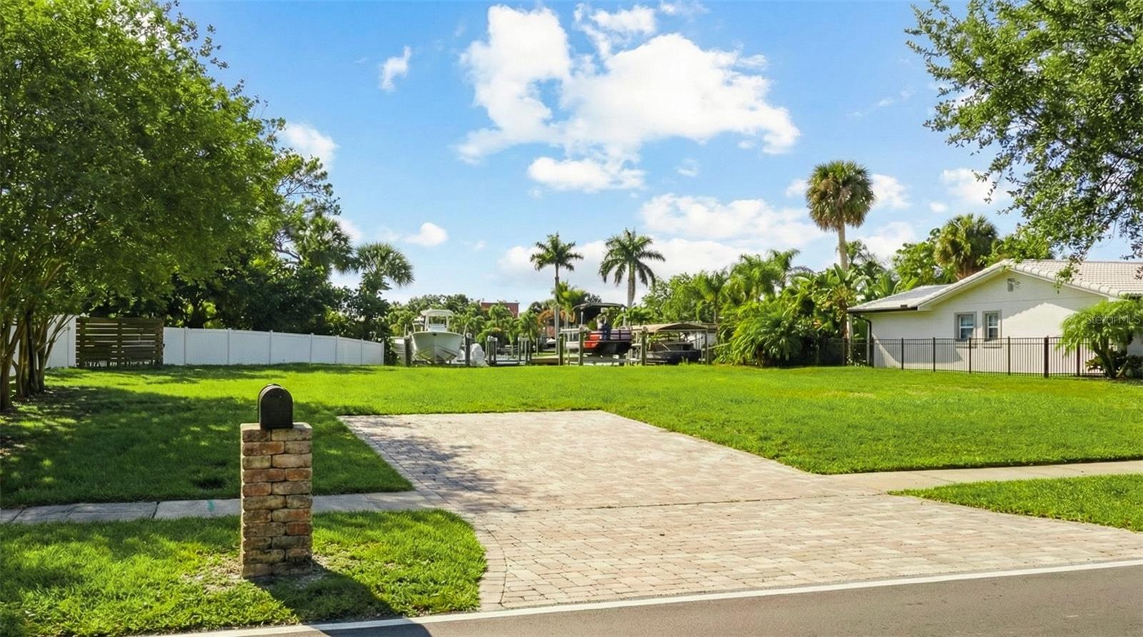 3904 DANA SHORES DR — photo 3