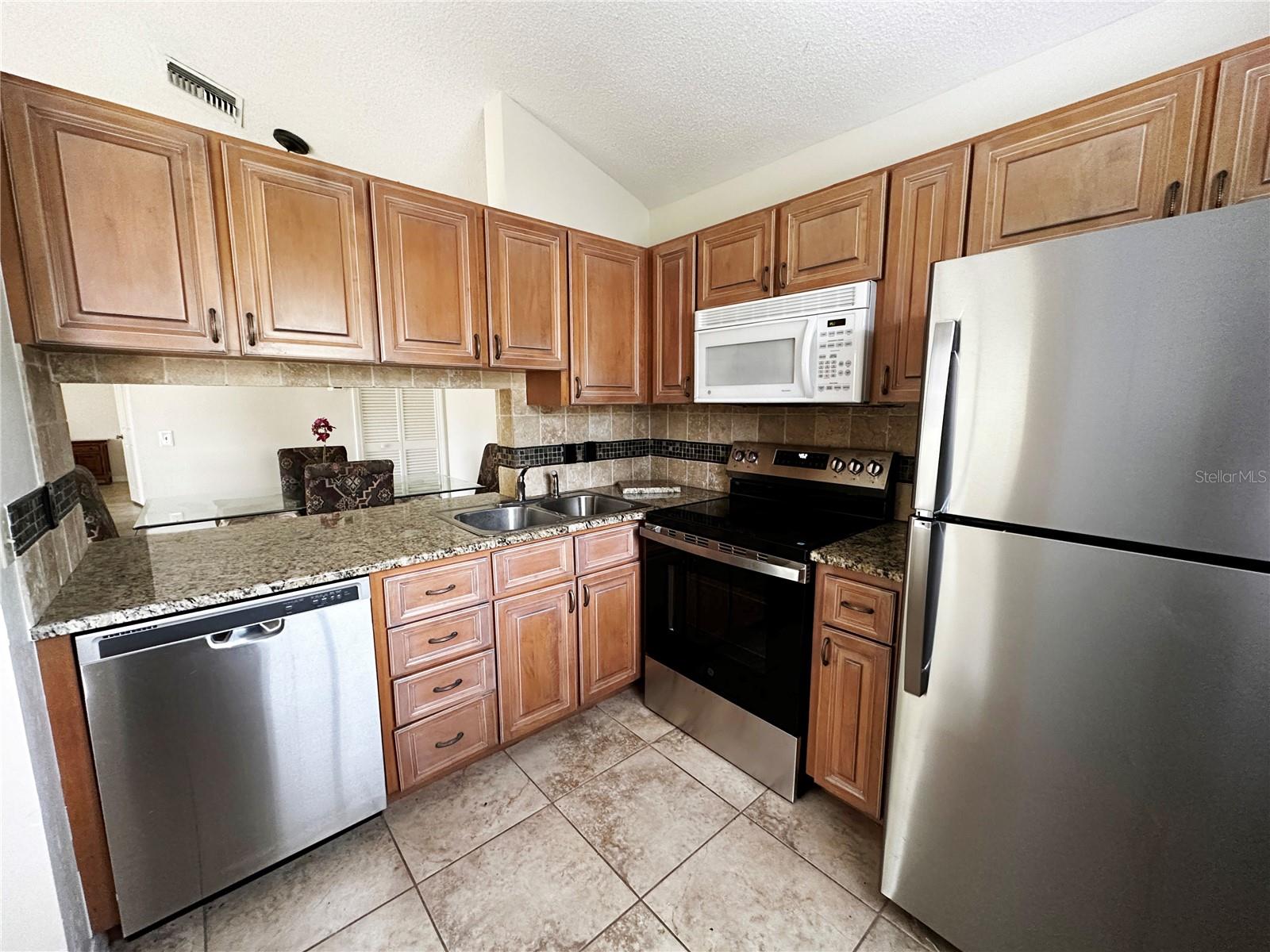 5654 GARDENS DR — photo 8