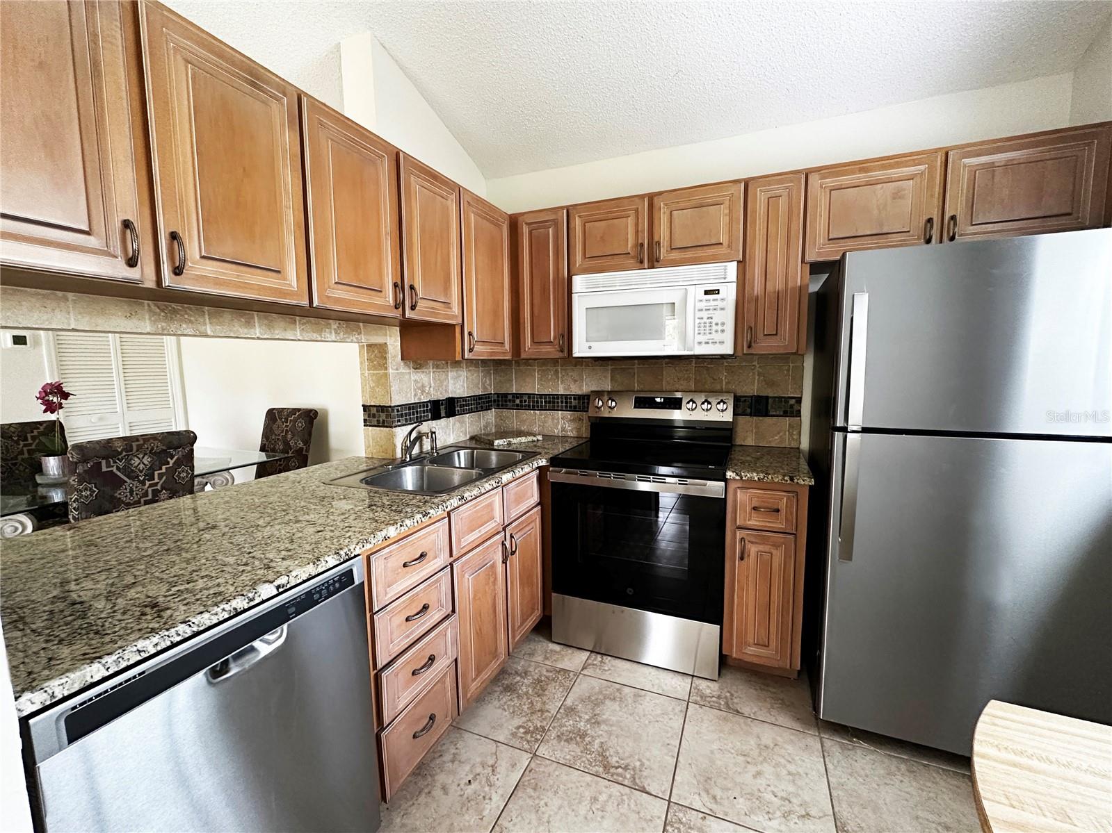 5654 GARDENS DR — photo 7