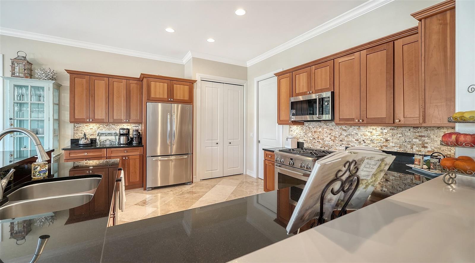 605 N POINT DR — photo 37