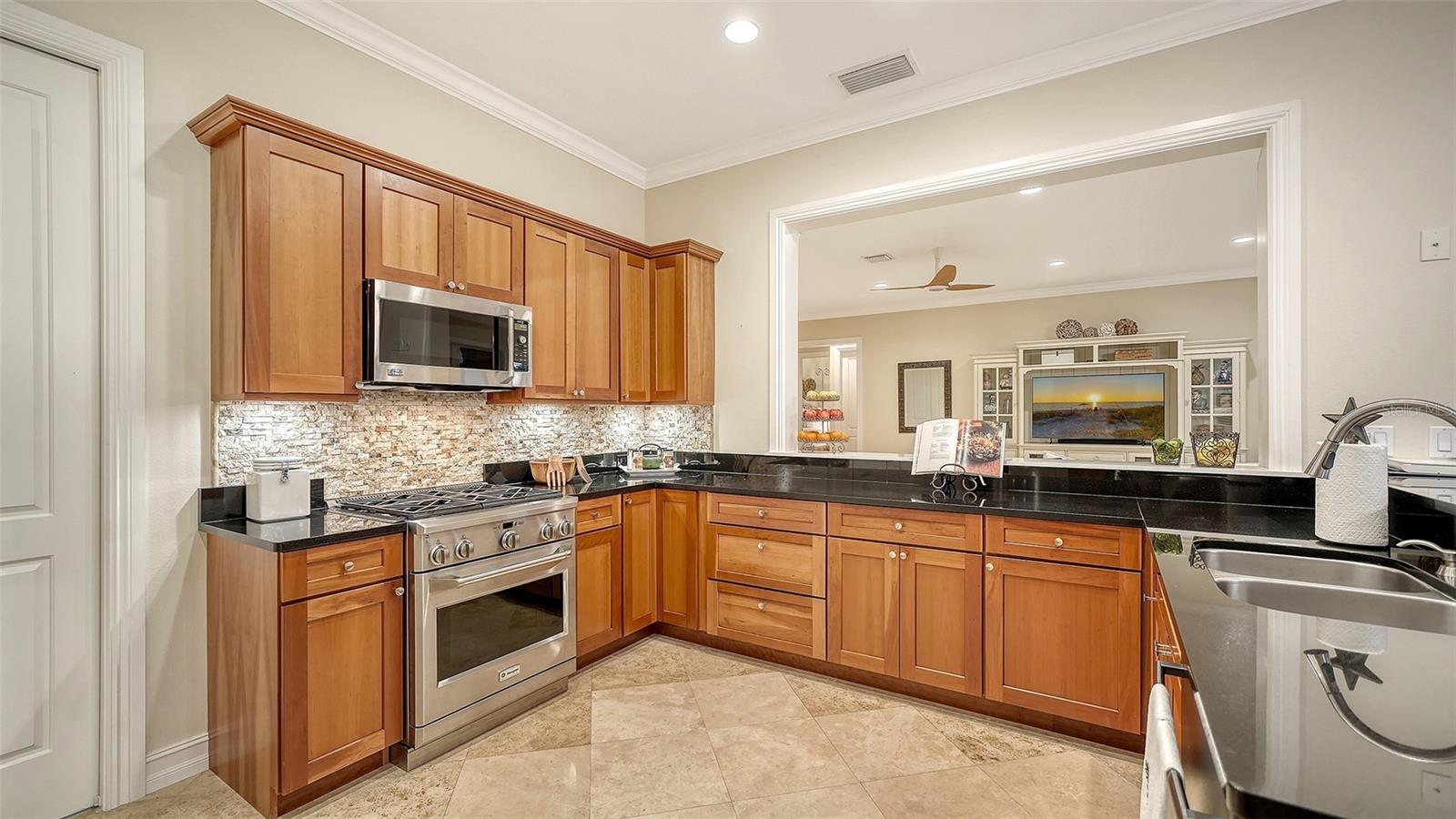 605 N POINT DR — photo 34