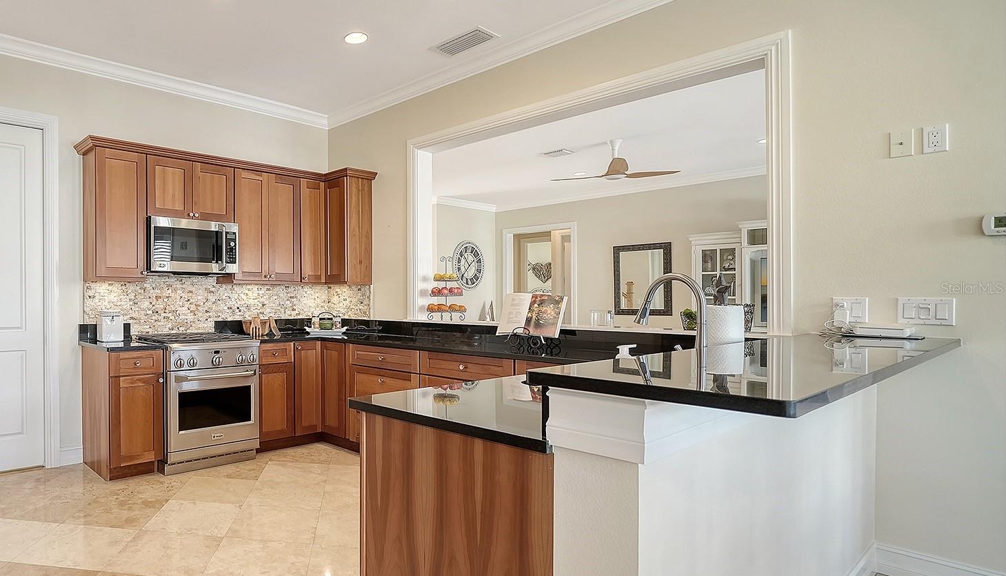 605 N POINT DR — photo 36