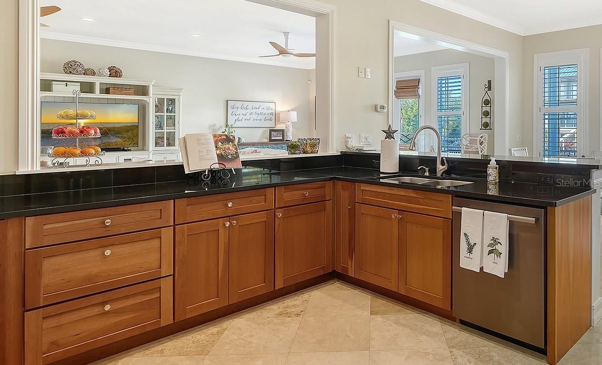 605 N POINT DR — photo 39
