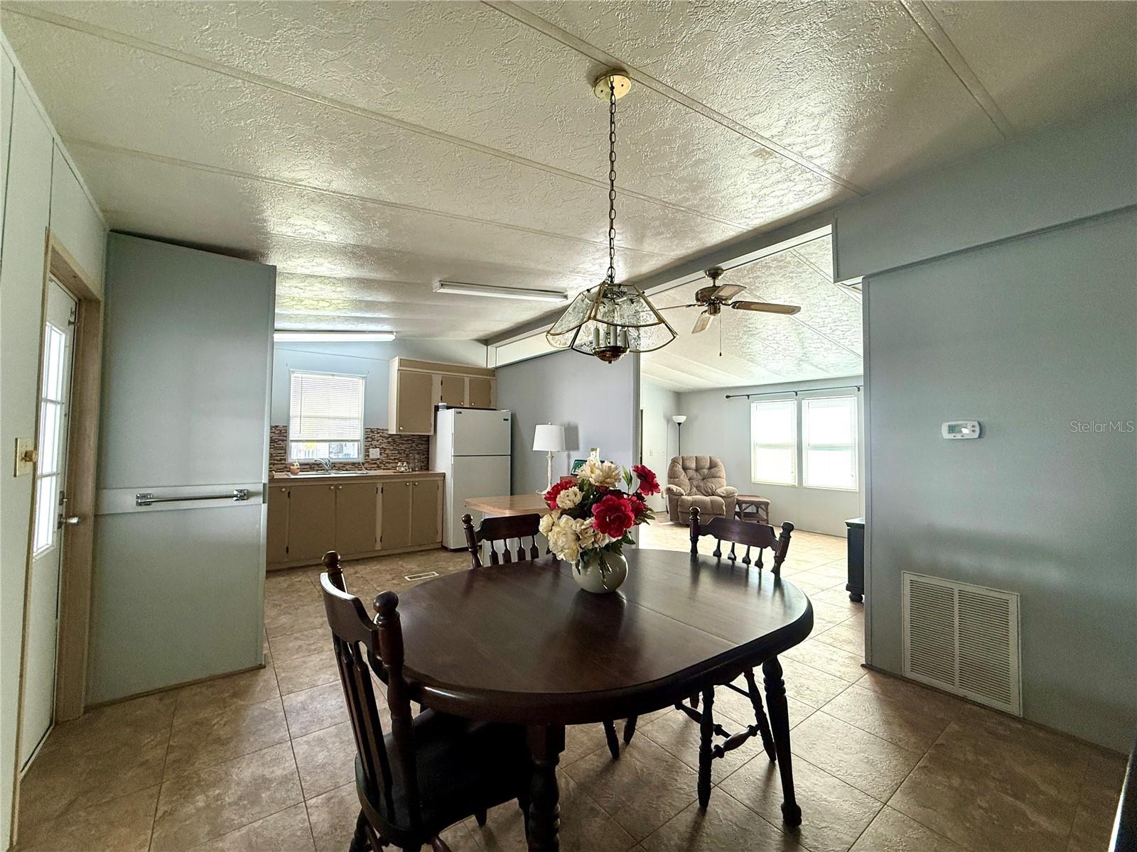 225 N SAINT THOMAS CIR — photo 6