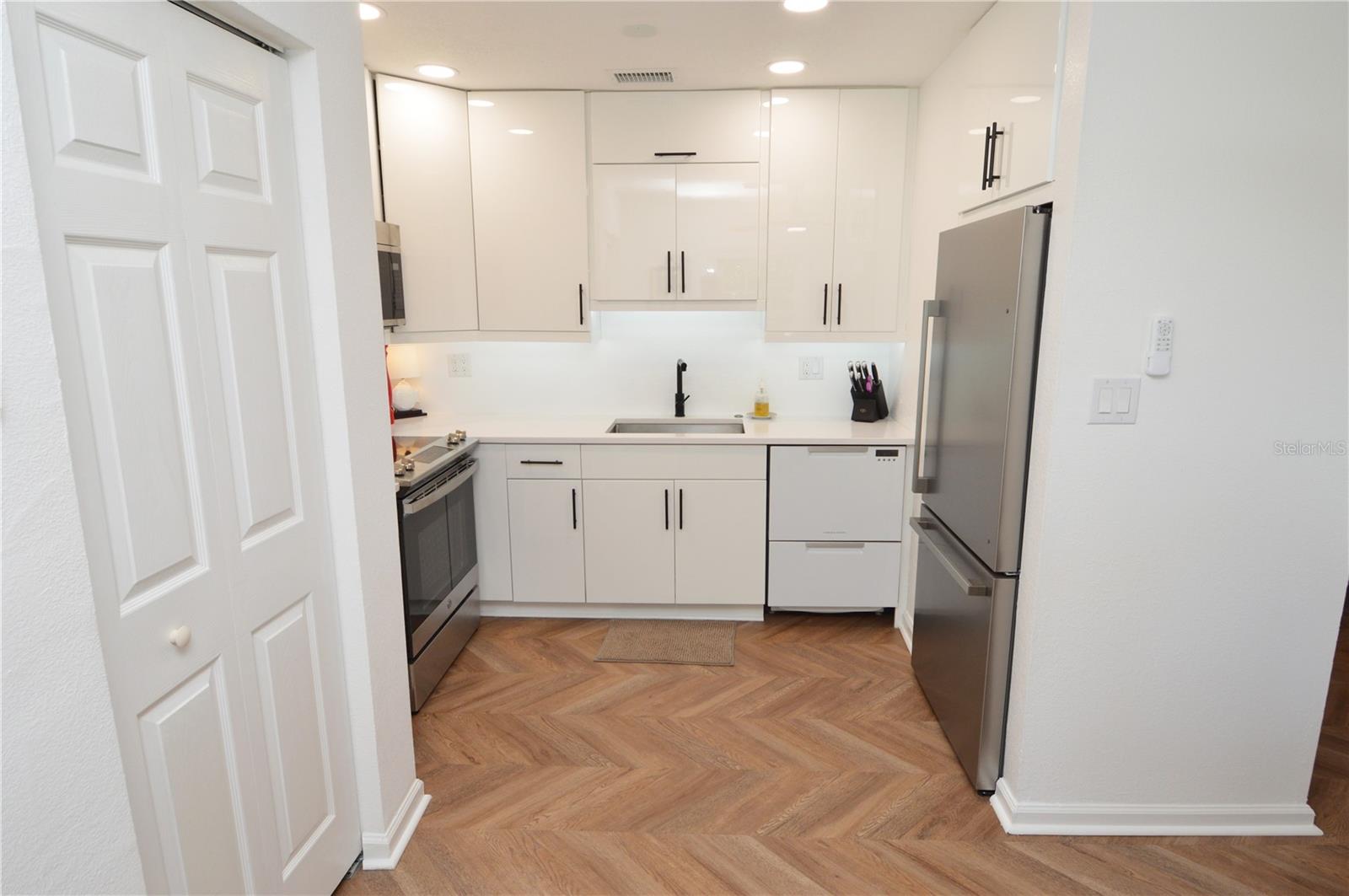 5048 BEACH DR SE #F — photo 10