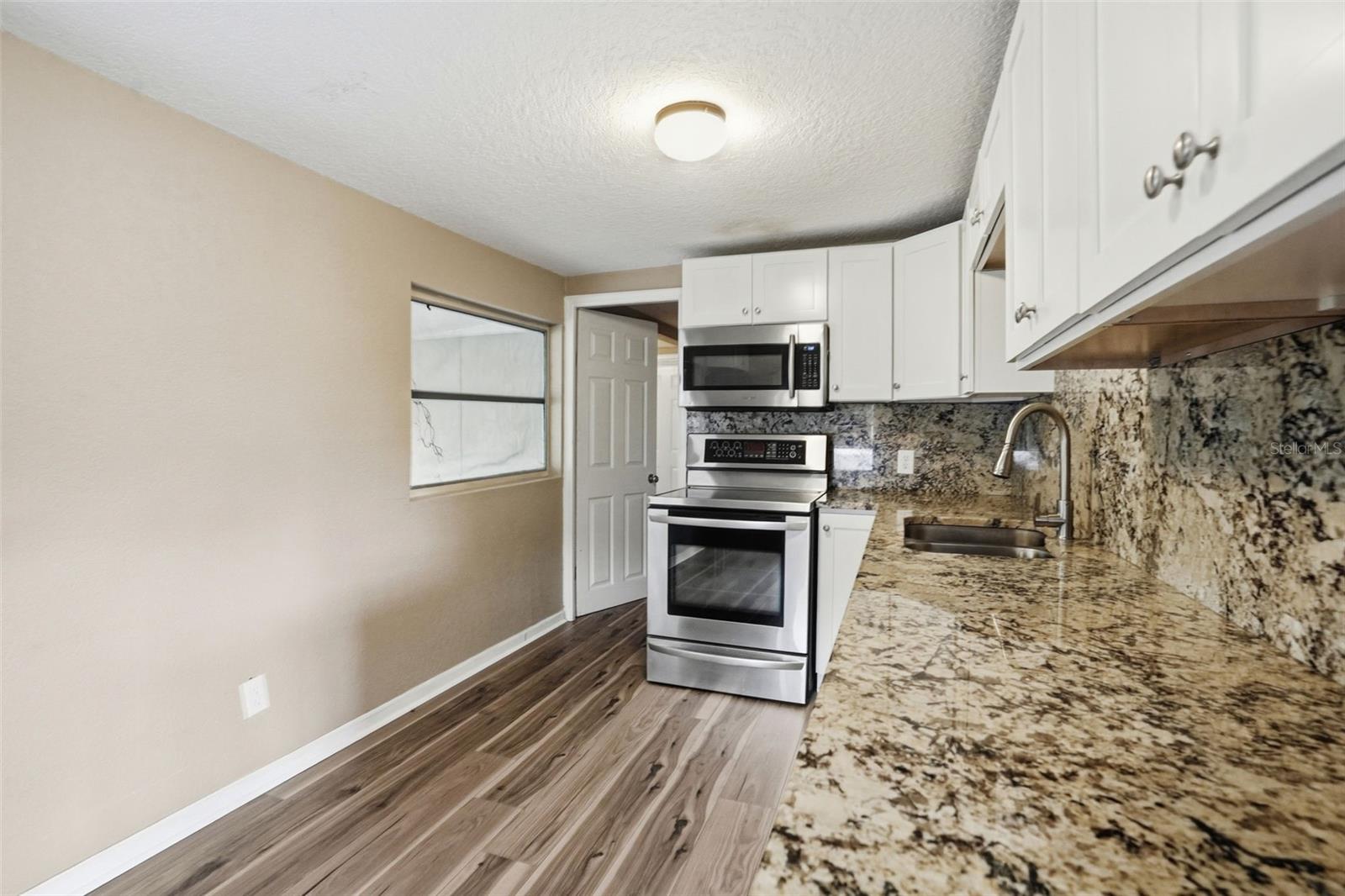 11311 ALTOONA AVE — photo 14