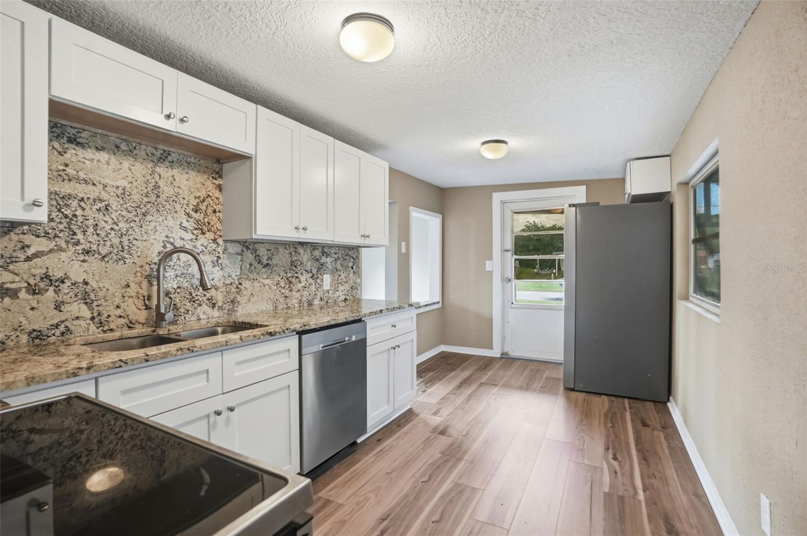 11311 ALTOONA AVE — photo 17