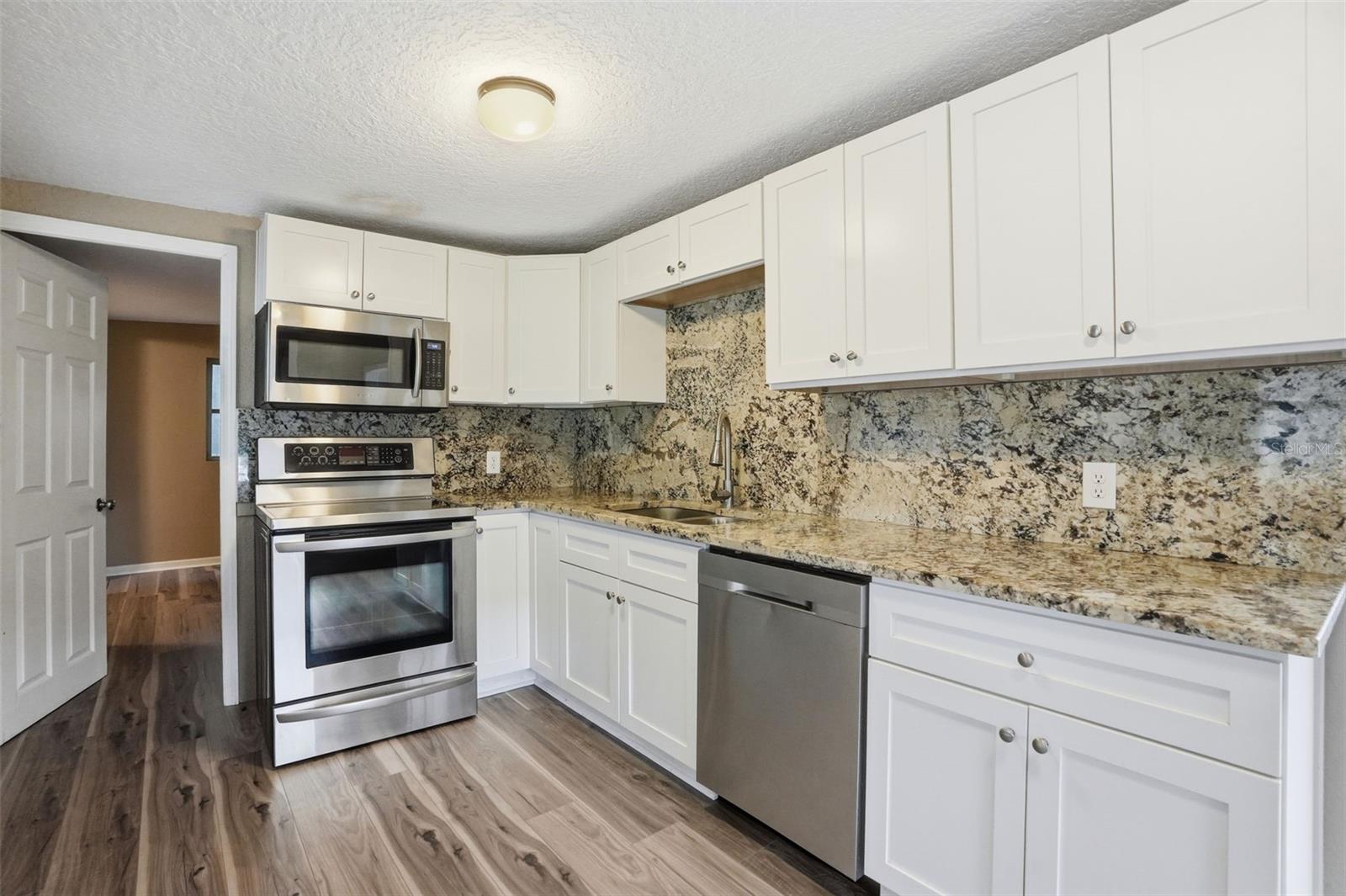 11311 ALTOONA AVE — photo 3