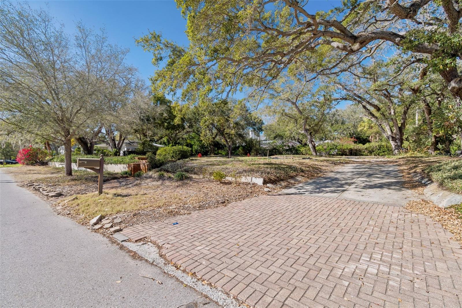 3015 W FAIR OAKS AVE — photo 2