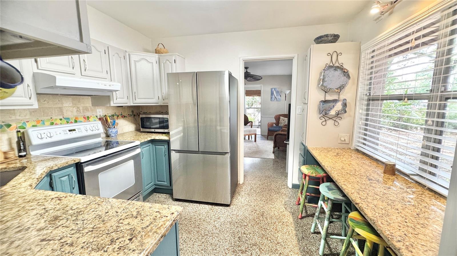 4319 S CAMERON AVE — photo 8