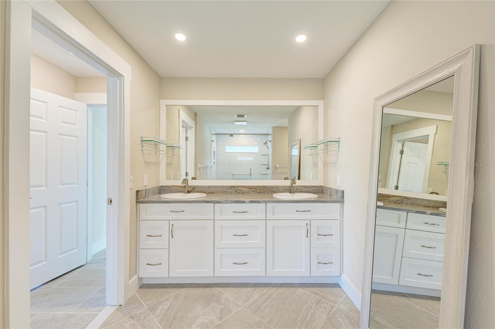 1679 VALLEY DR — photo 37