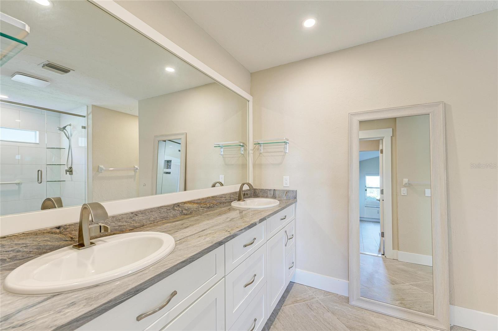 1679 VALLEY DR — photo 38