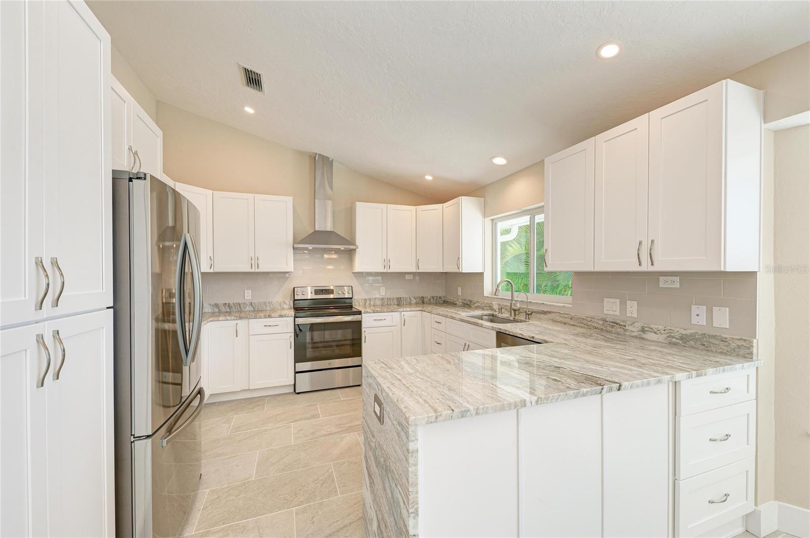 1679 VALLEY DR — photo 32