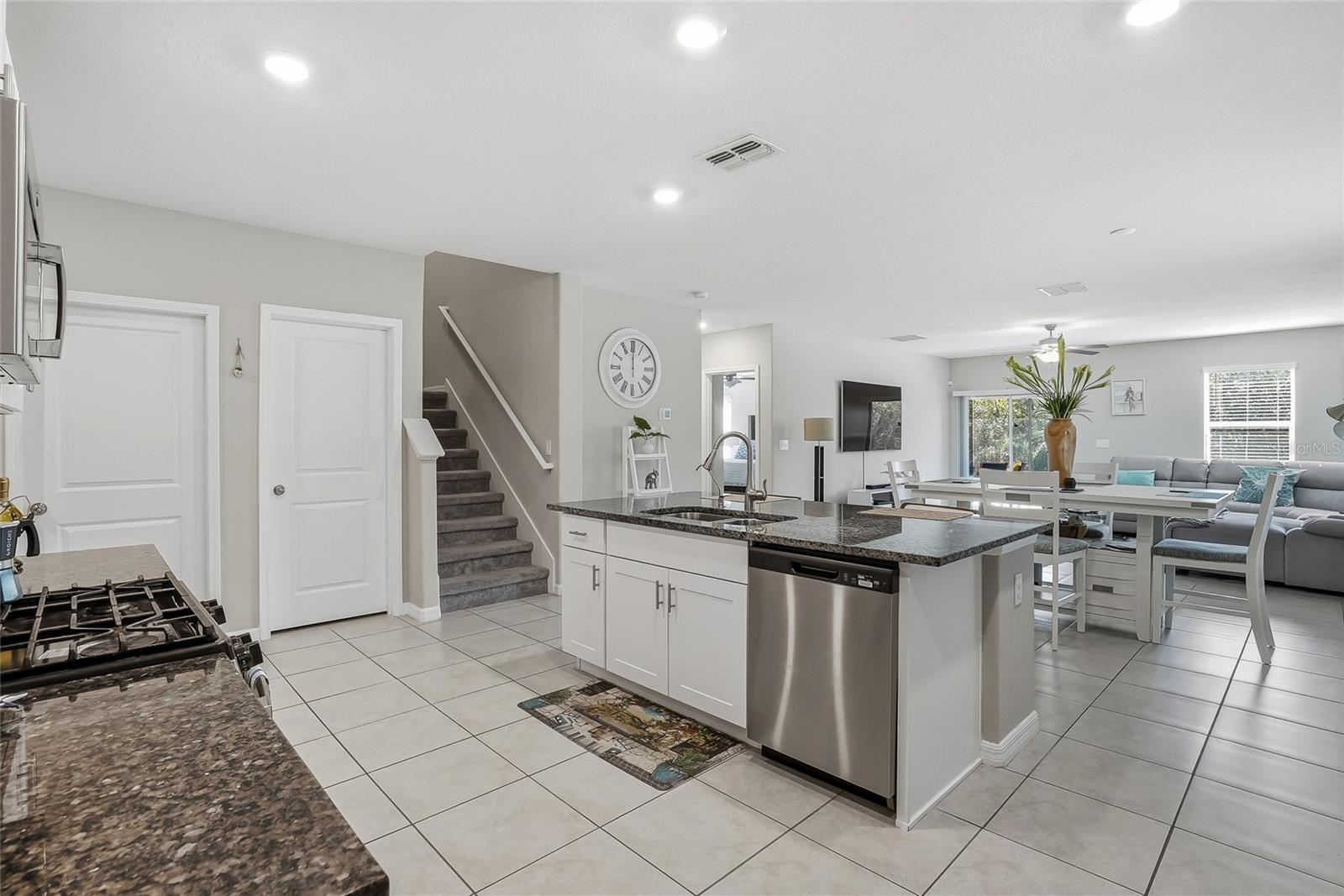 5431 AMARYLLIS GARDEN ST — photo 9