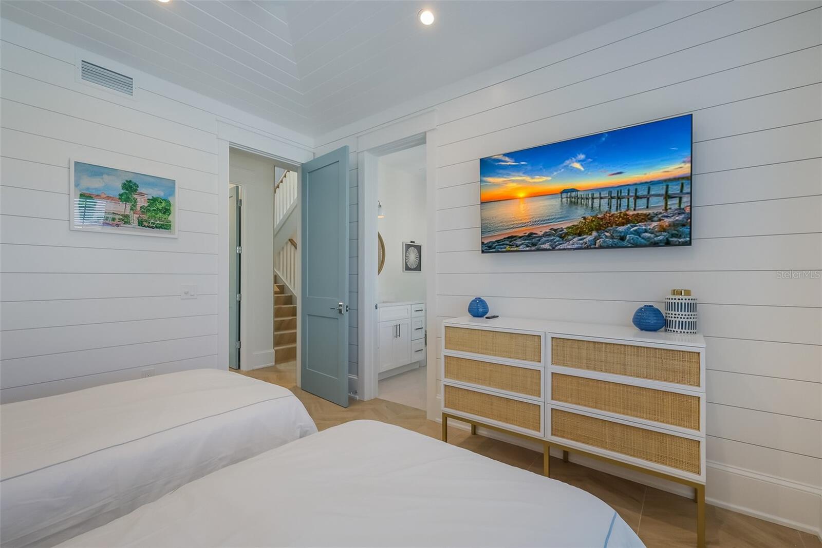 227 S HARBOR DR — photo 35