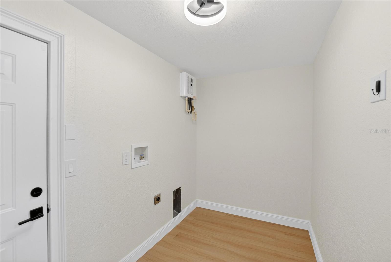 918 WOODBRIDGE CT — photo 52