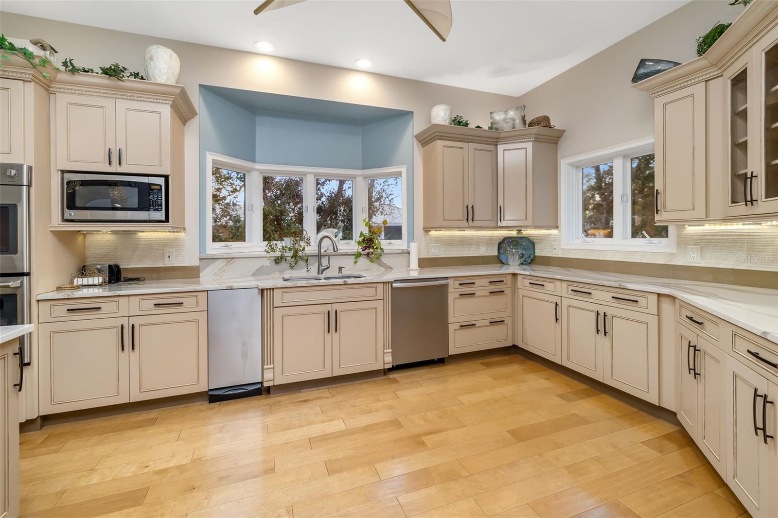 746 EAGLE POINT DR — photo 23