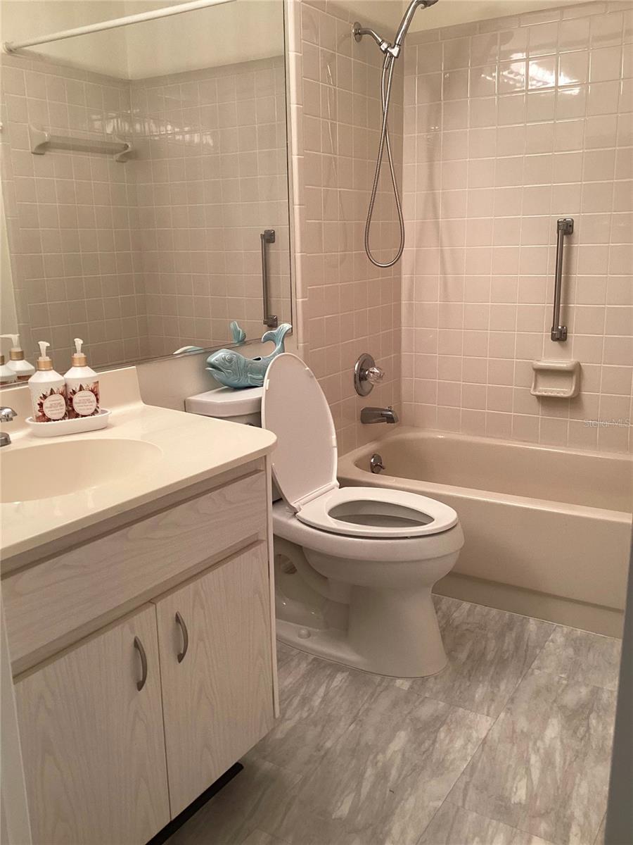 2512 LANCASTER DR #2512 — photo 4