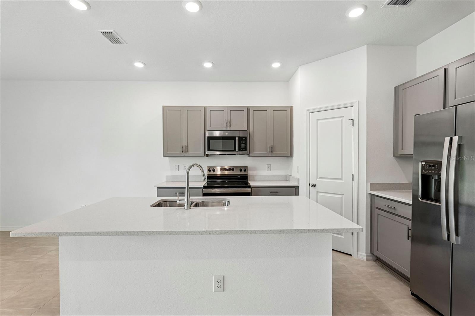 7155 GRAND FOREST WAY — photo 2