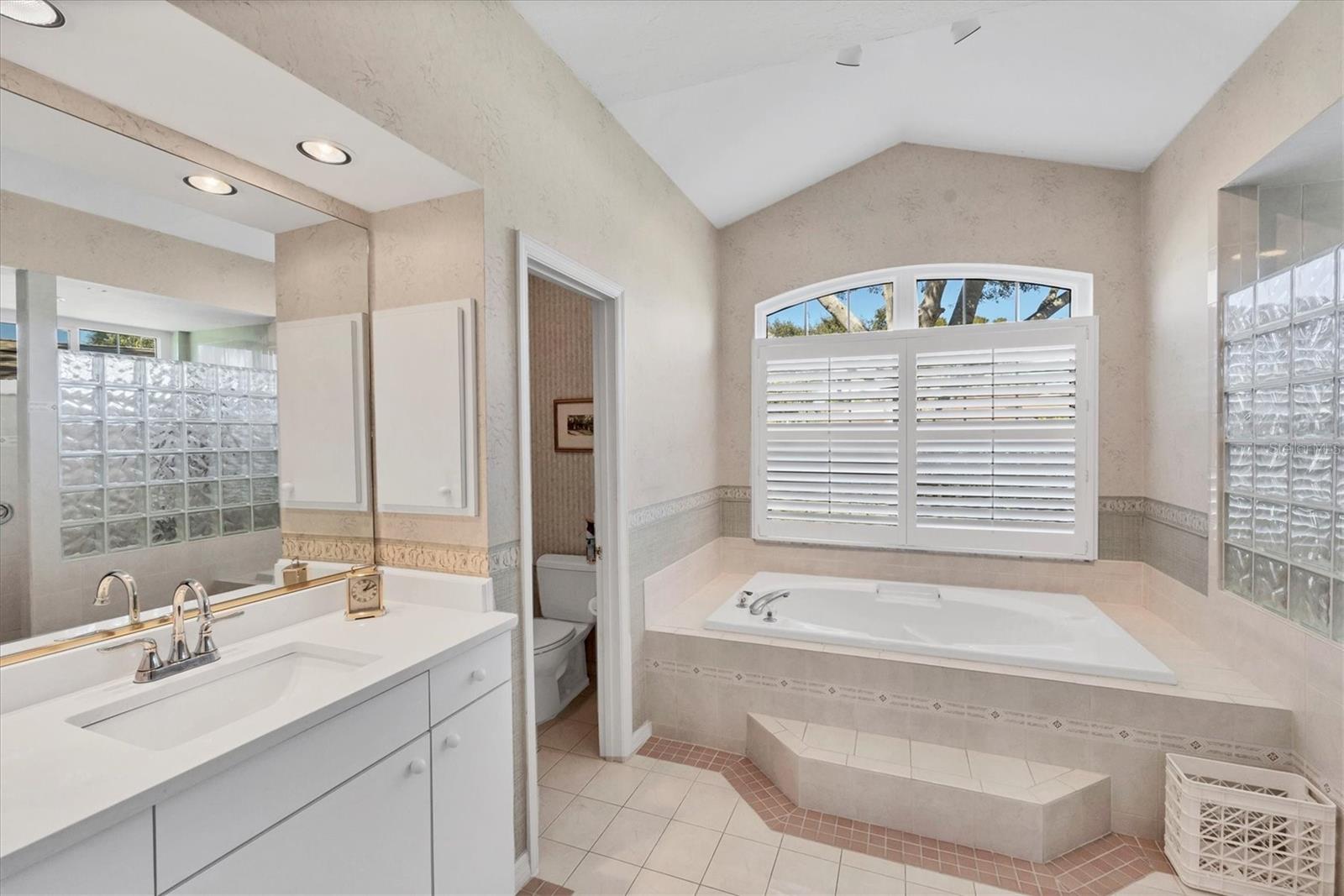 8684 WOODBRIAR DR — photo 16
