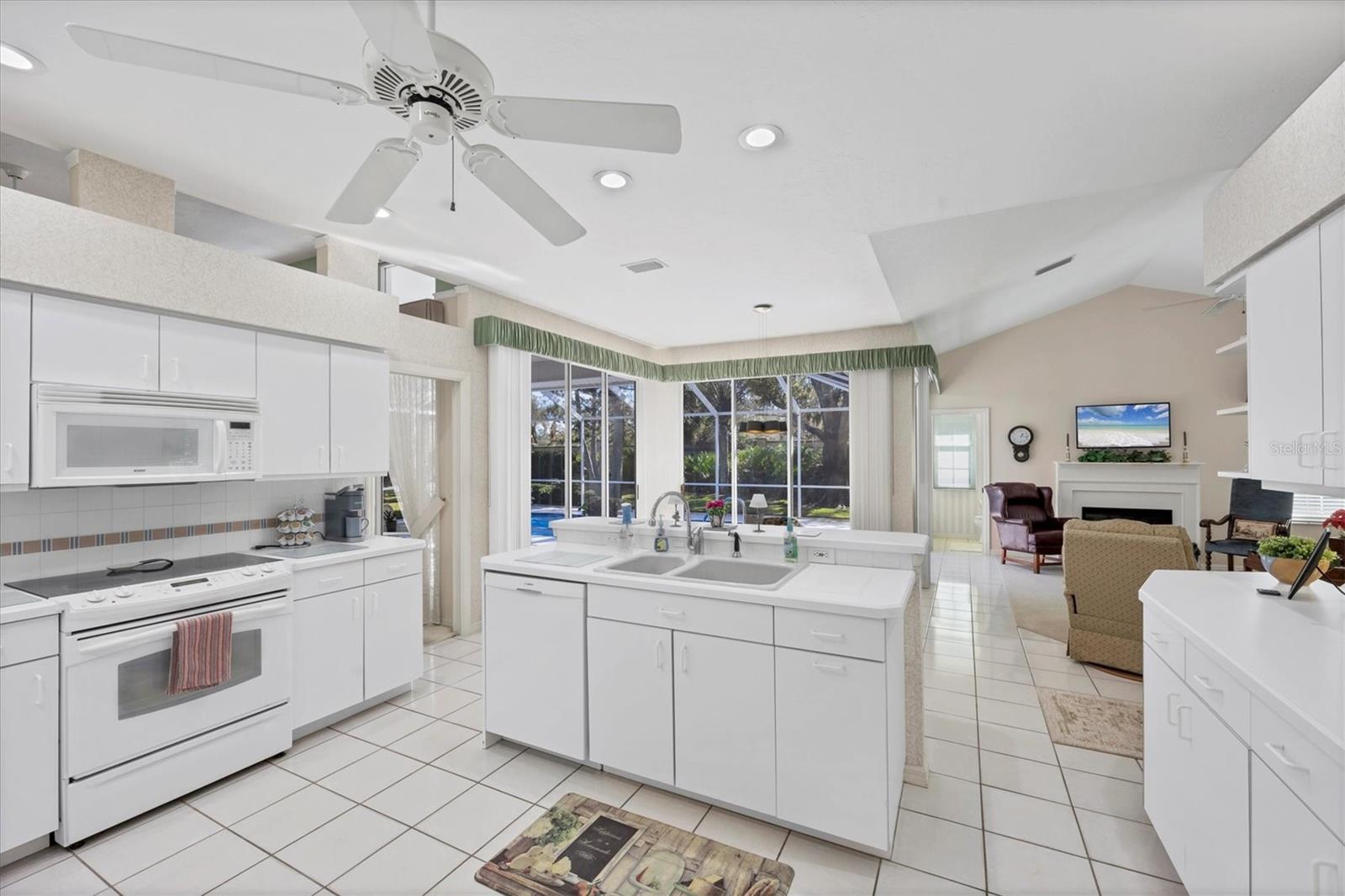 8684 WOODBRIAR DR — photo 9