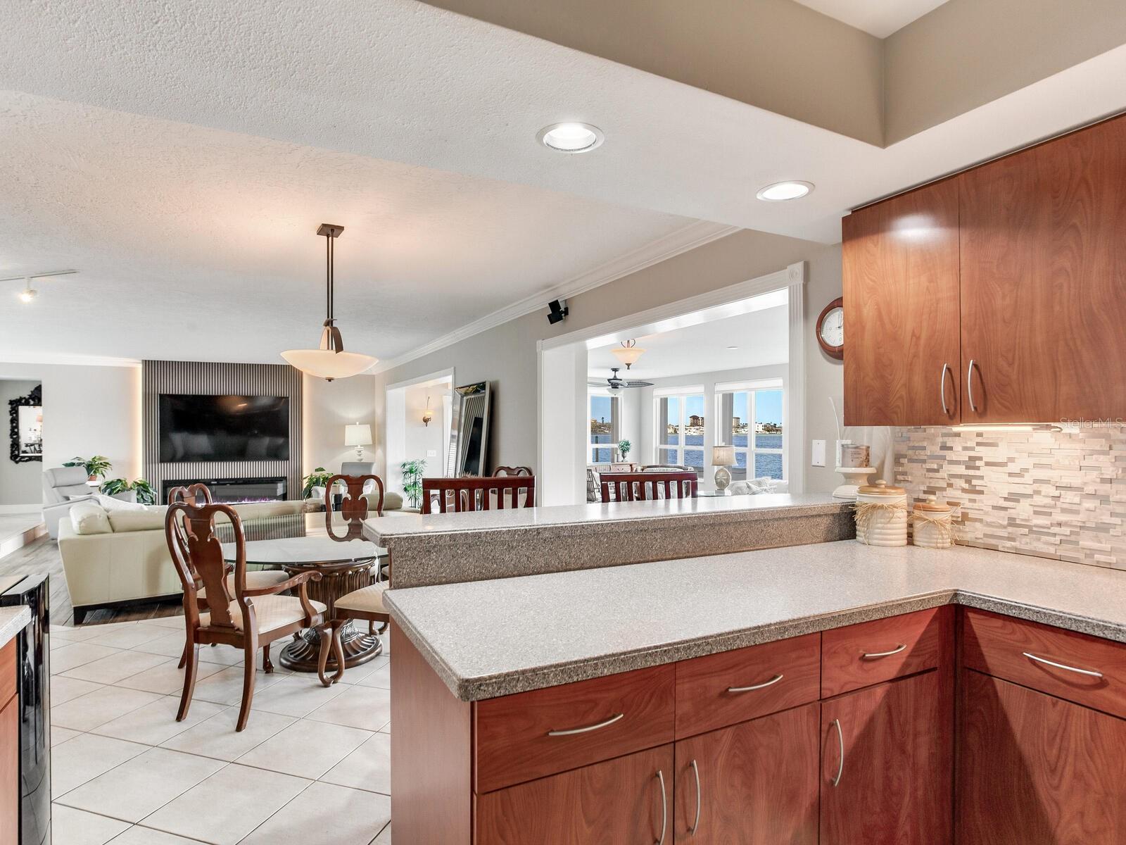 210 DOLPHIN PT #B — photo 32