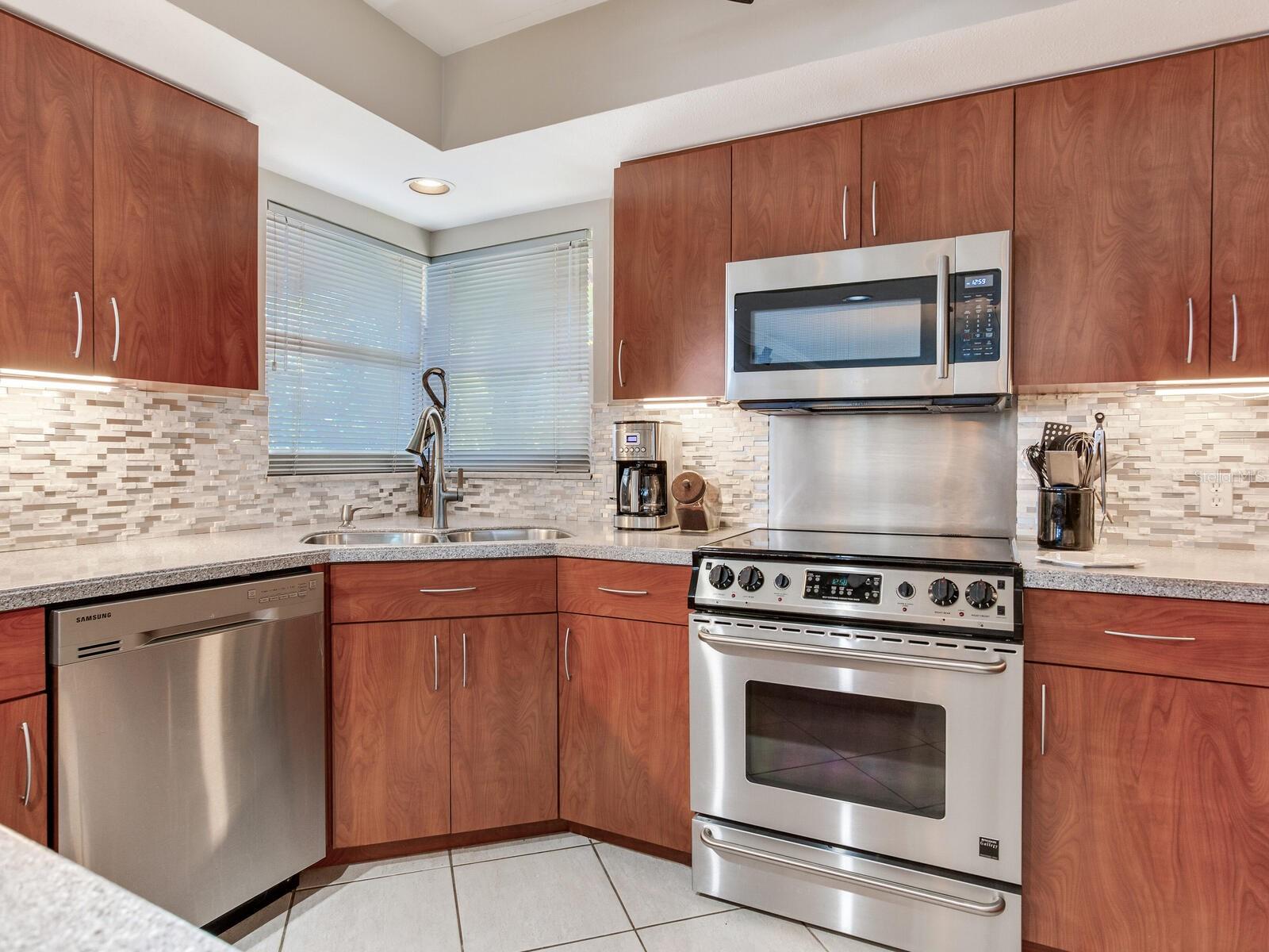 210 DOLPHIN PT #B — photo 30