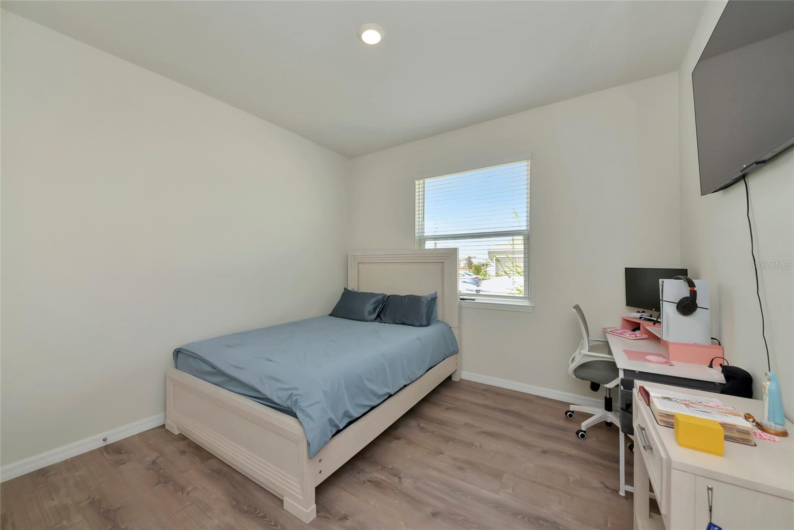 627 160TH ST E — photo 26