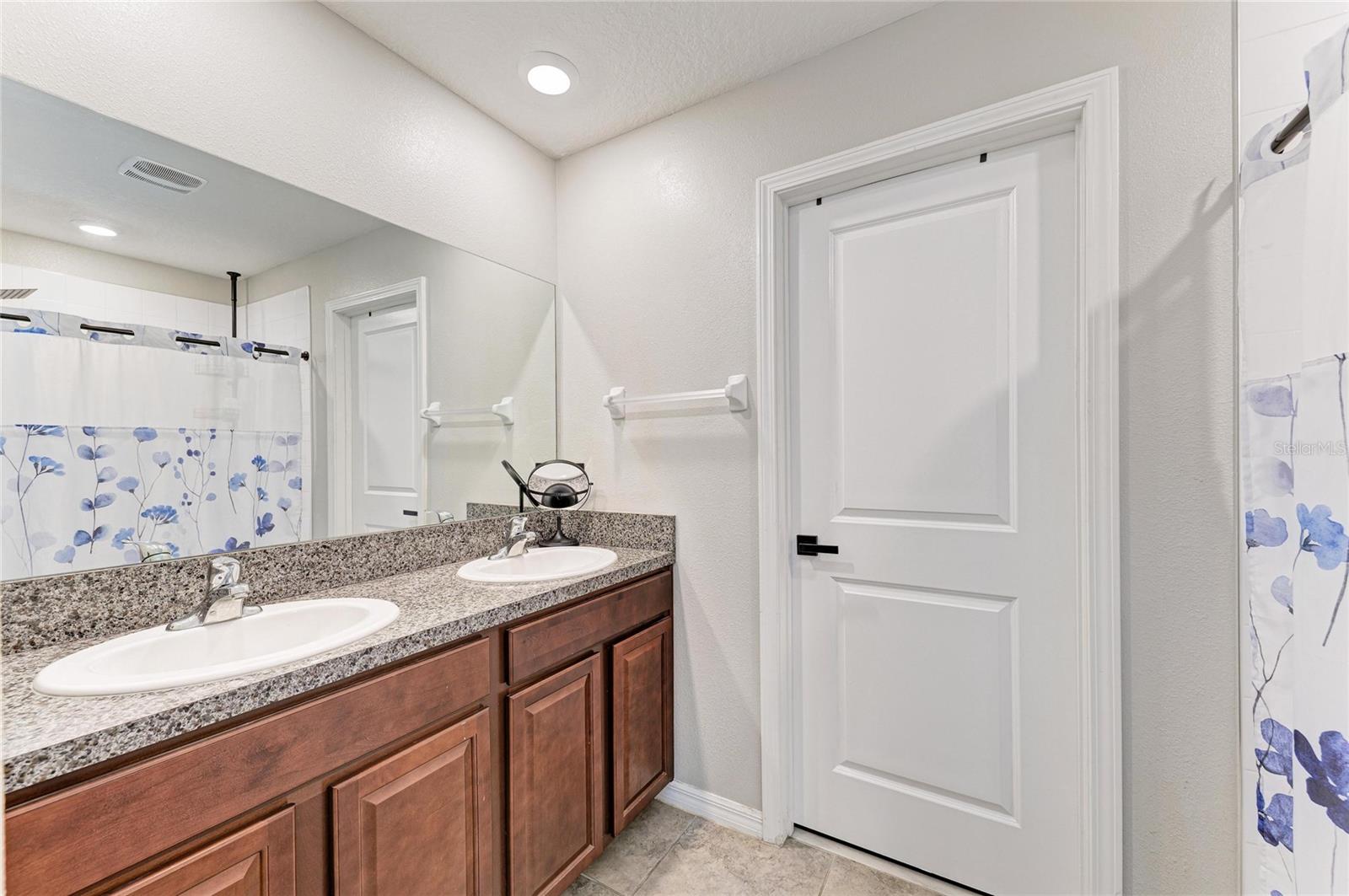 17112 YELLOW PINE ST — photo 29