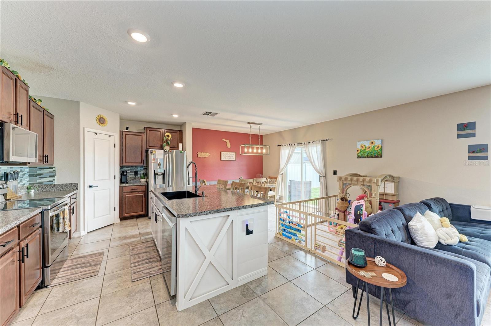 17112 YELLOW PINE ST — photo 17