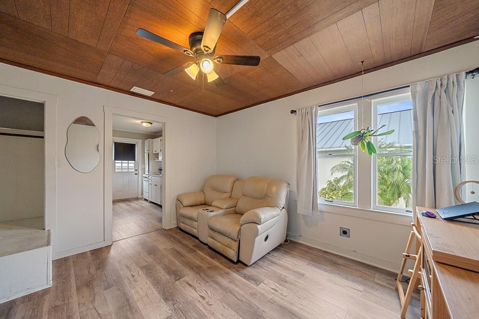 1126 GRABER AVE — photo 20
