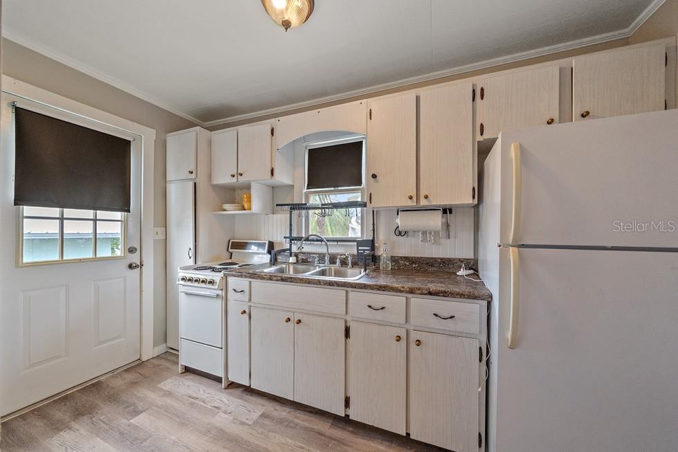 1126 GRABER AVE — photo 14
