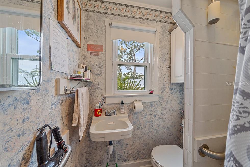 1126 GRABER AVE — photo 25