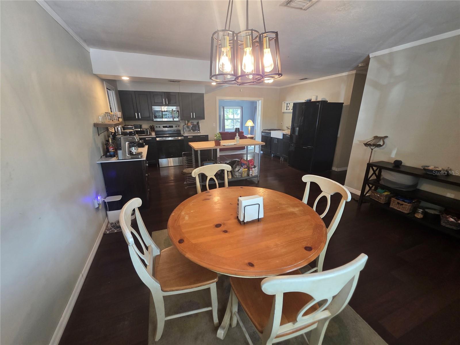 1015 RHODES AVE — photo 4