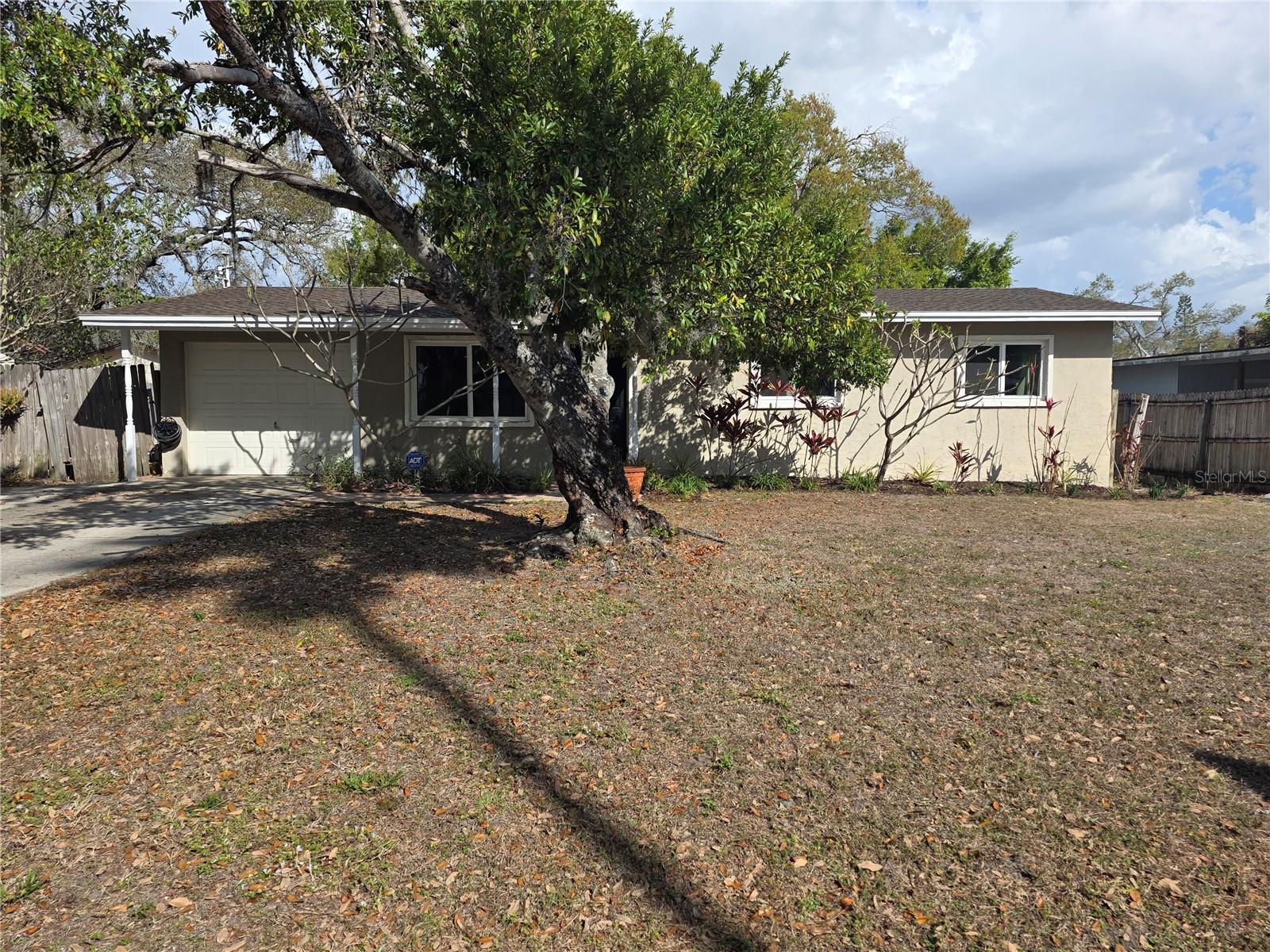 1015 RHODES AVE — photo 2