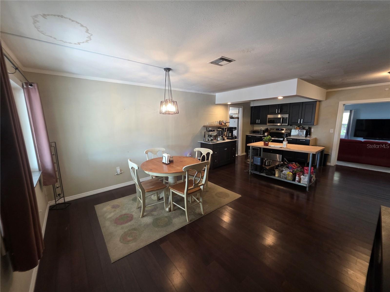 1015 RHODES AVE — photo 3