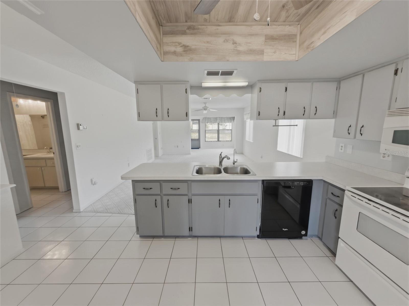 7535 GREYSTONE DR — photo 8
