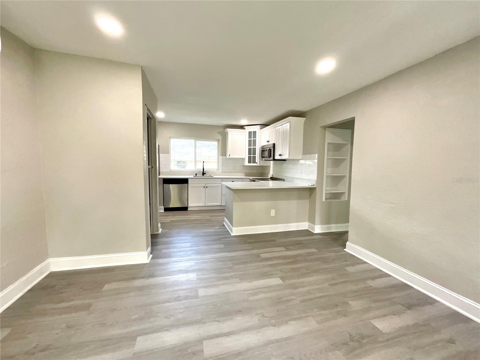 2102 E CARACAS ST — photo 10