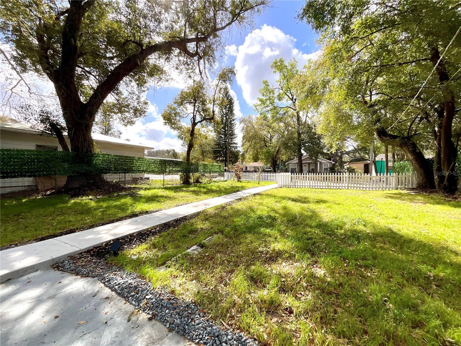 2102 E CARACAS ST — photo 25