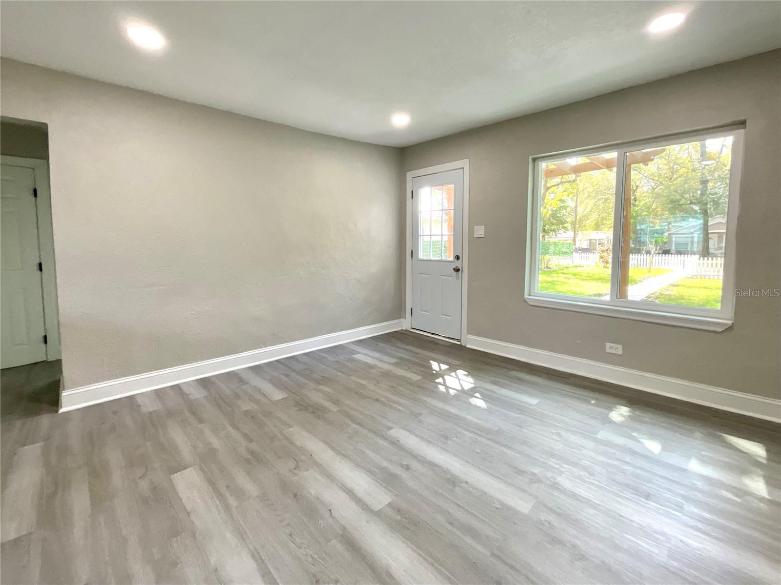 2102 E CARACAS ST — photo 8