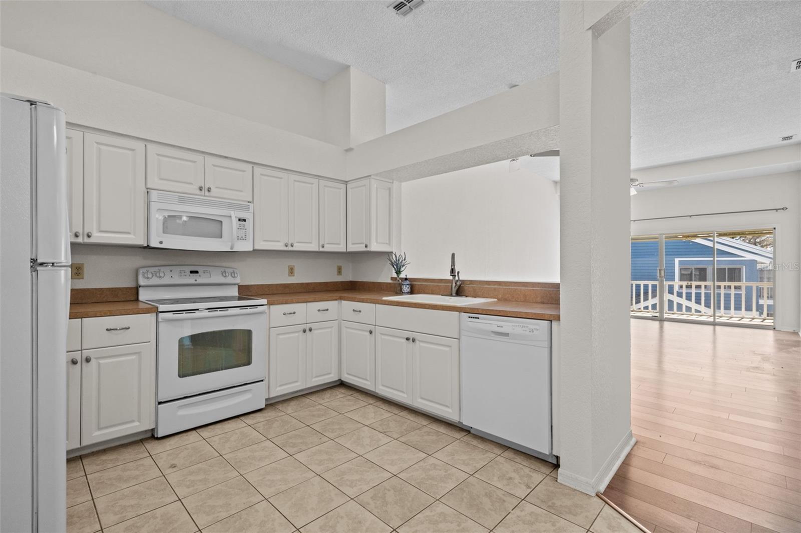 2014 GOLFVIEW DR #2014 — photo 9