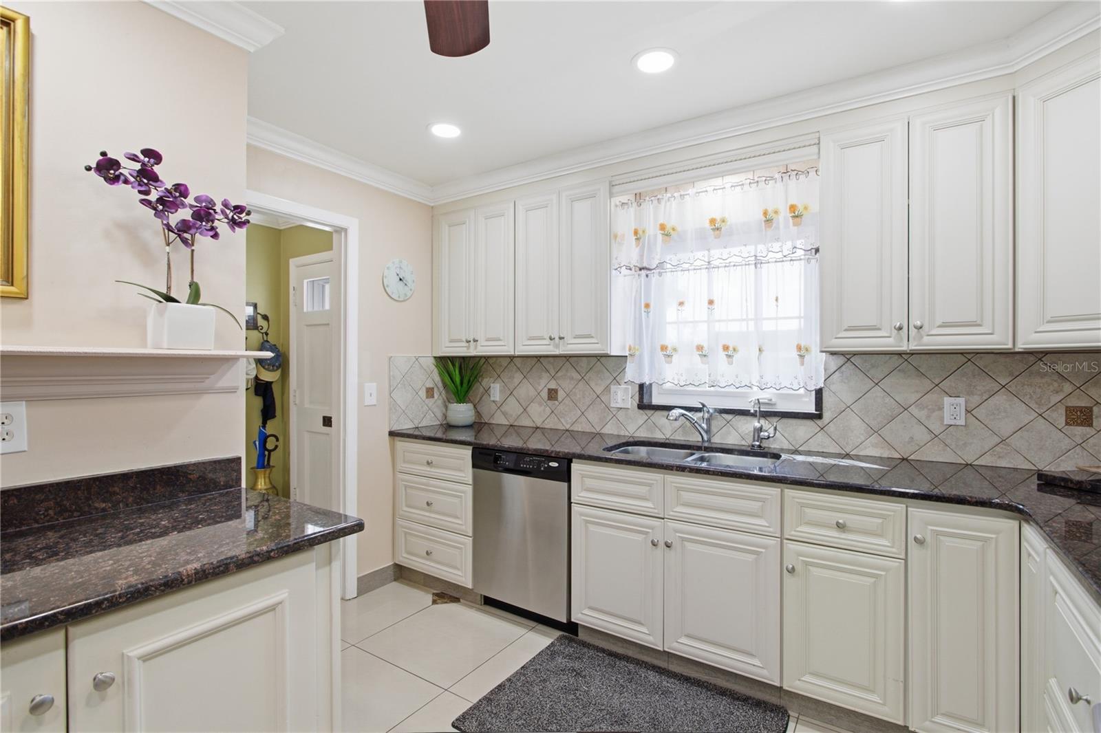 1636 S LAKE AVE #1 — photo 8