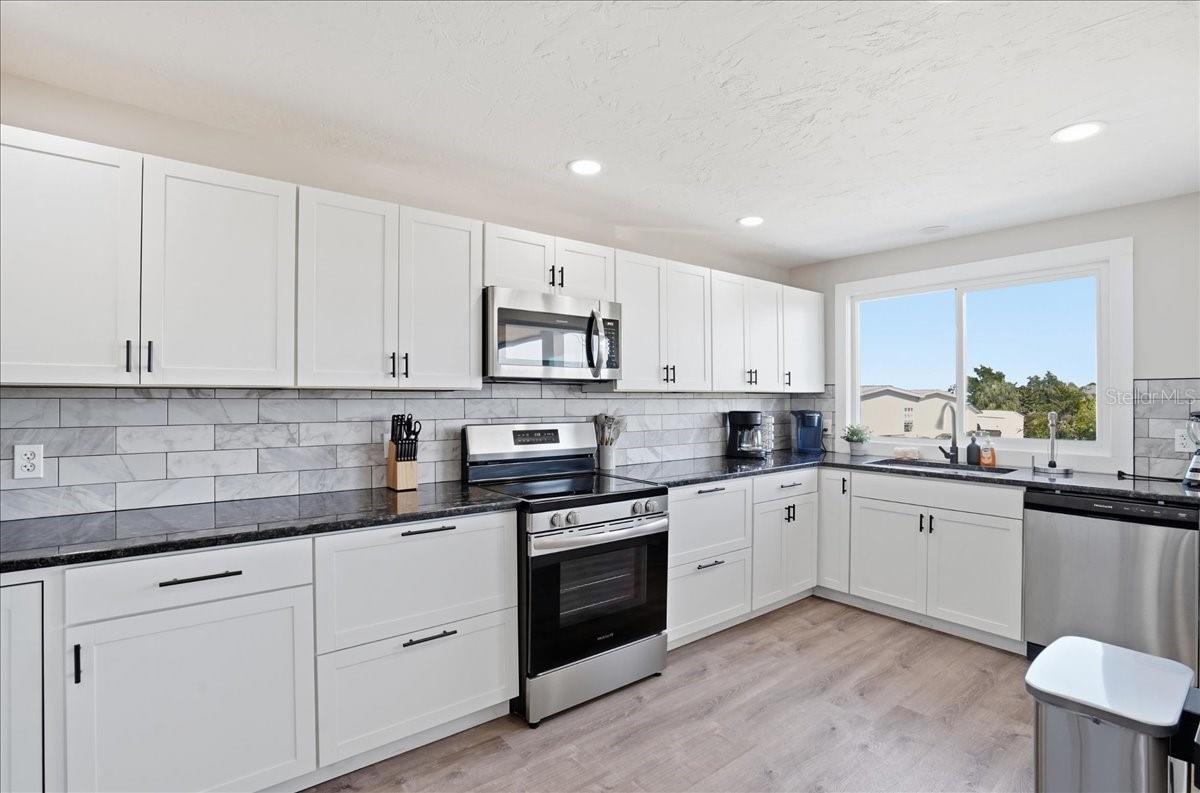 2518 AVENUE B — photo 16