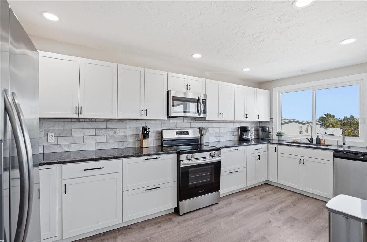 2518 AVENUE B — photo 21